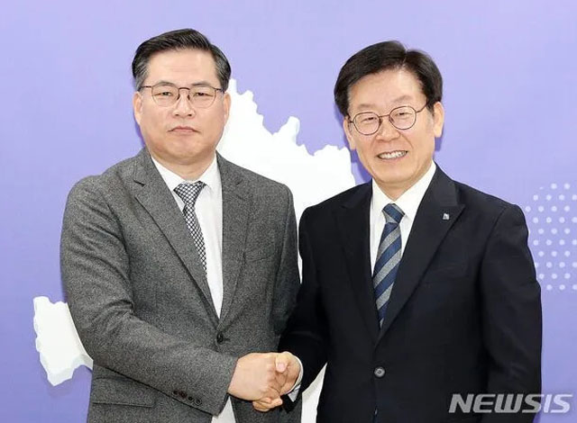 ▲ 유동규 전 성남도시개발공사 기획본부장과 더불어민주당 대선후보인 이재명 경기지사. ⓒ뉴시스