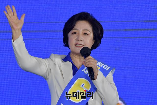 ▲ 추미애 전 법무부장관이 지난 10일 오후 서울 송파구 올림픽공원 SK올림픽핸드볼경기장에서 열린 더불어민주당 제20대 대통령선거 후보자 선출을 위한 서울 합동연설회에서 정견발표를 하고 있다.ⓒ이종현 기자(사진=공동취재단)