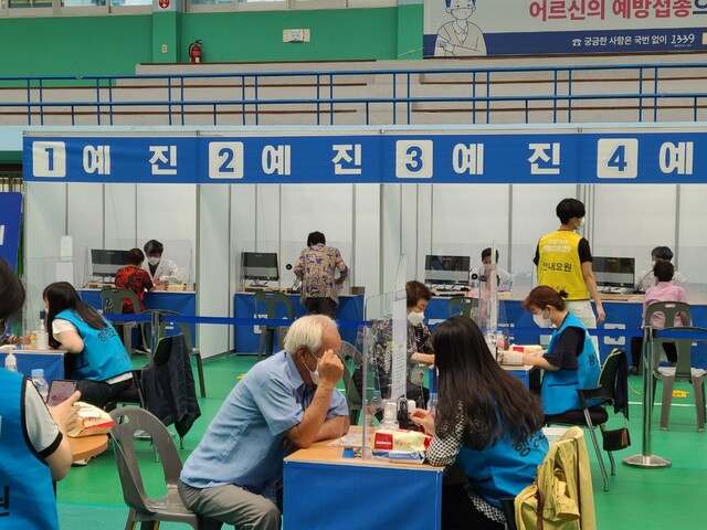 ▲ 성주군은 10월 22일 코로나19 예방접종센터에서 예방접종을 종료하며, 경북 1위 예방접종률을 달성하여 일상회복의 기대감이 높아지고 있다.ⓒ성주군