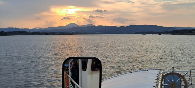 ▲ 달성군시설관리공단 사문진 역사공원 유람선이 10월부터 가을시즌을 맞아 석양의 아름다움을 보다 가까이서 감상하실 수 있도록 석양 관광 유람선을 운항 중이다.ⓒ달성군시설관리공단