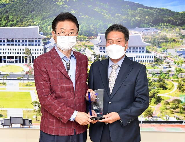 ▲ 왼쪽부터 이철우 경북도지사, 신종길 농정축산과장.ⓒ봉화군