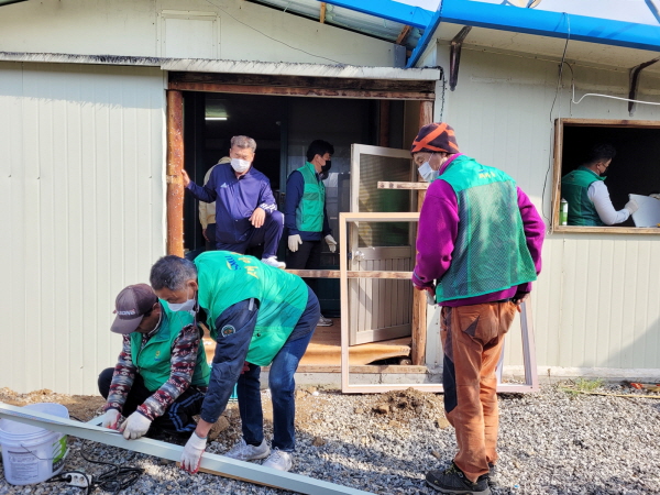 ▲ 충주시 앙성면새마을지도자협의회와 새마을부녀회가 관내 소외가정 집수리 봉사를 하고 있다.ⓒ충주시