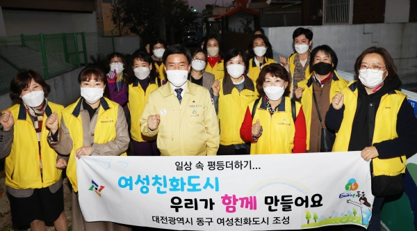 ▲ 황인호 동구청장이 지난 22일 여성 친화 도시 서포트즈와 함께 2022년 안심마을 조성사업 대상지인 용전동 계족로 489번길 등을 돌며 마을 모니터링을 했다.ⓒ대전 동구