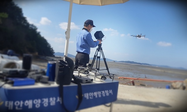 ▲ 태안해양경찰서 직원들이 24일 서산에서 드론 등을 이용해 실종자를 수색하고 있다.ⓒ태안해양경찰서