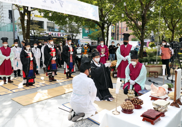 ▲ 정용래 유성구청장이 지난 23일 봉명동 일원에서 열린 유성온천 수신제에서 초헌관으로서 예를 올리고 있다.ⓒ대전 유성구