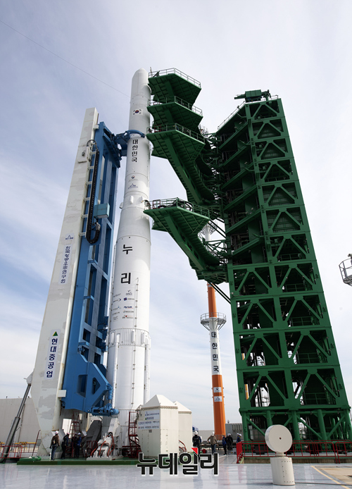 ▲ 전남 고흥군 나로우주센터 제2발사대에 기립된 누리호. ⓒ강민석 사진기자