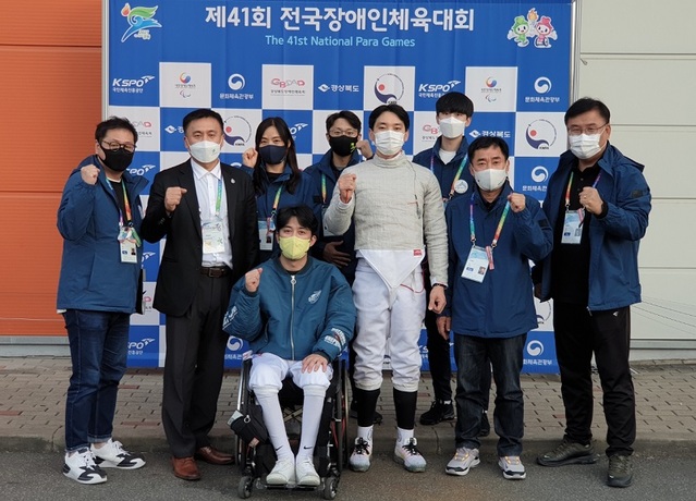 ▲ 가운데 왼쪽부터 펜싱 박천희 선수, 심재훈 선수.ⓒ세종시