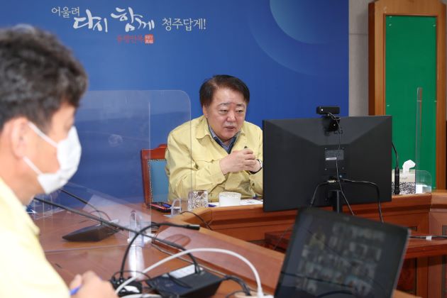 ▲ 한범덕 충북 청주시장이 25일 온라인 영상회의로 월간 업무보고회를 주재하고 있다.ⓒ청주시