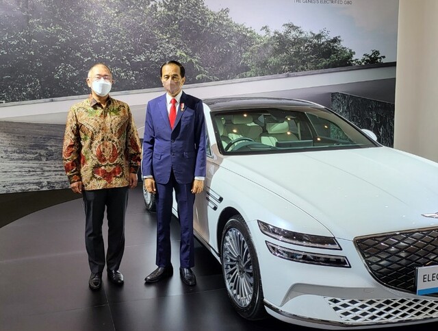 ▲ 정의선 회장이 조코 위도도 인도네시아 대통령과 G80 전동화 모델 앞에서 기념 촬영을 하는 모습. ⓒ현대차그룹