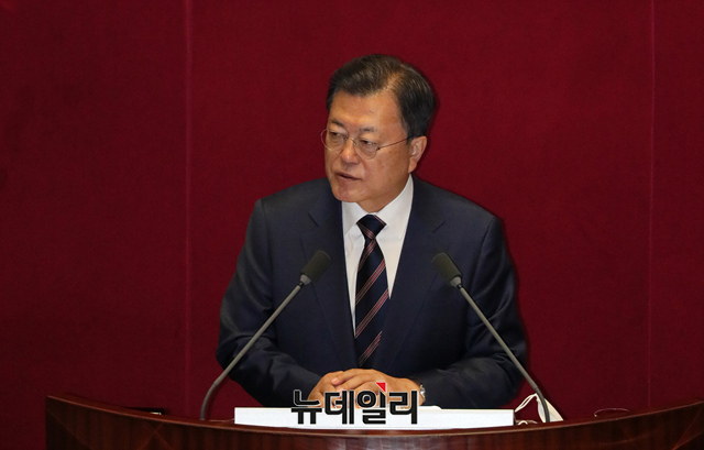 ▲ 문재인 대통령이 25일 오전 국회 본회의장에서 2022년도 예산안 시정연설을 하고 있다. ⓒ공동취재단
