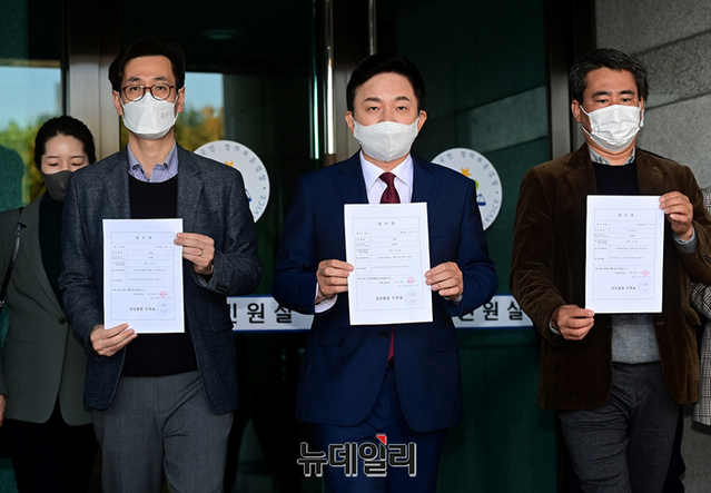 ▲ 원희룡 국민의힘 대선 예비후보가 25일 오전 서울 서초구 대검찰청으로 '이재명 후보 대장동 도시개발사업 관련 배임의혹'에 대한 수사요구서와 국감에서 위증과 범죄이익 환수를 위한 고발장을 제출하고 접수증을 들고 발언하고 있다.ⓒ정상윤 기자