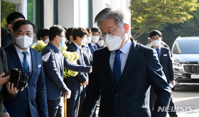 ▲ 이재명 더불어민주당 대선 후보가 지난 20일 국회 국토교통위원회의 경기도에 대한 국정감사가 열리는 경기도청에 들어가고 있다. ⓒ뉴시스