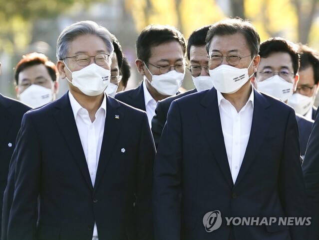 ▲ 문재인 대통령이 지난 14일 세종시 정부세종컨벤션센터에서 열린 '균형발전 성과와 초광역협력 지원전략 보고'행사를 마치고 기념사진 촬영을 위해 이재명 경기도지사와 대통령 기록관으로 이동하고 있다. ⓒ연합뉴스