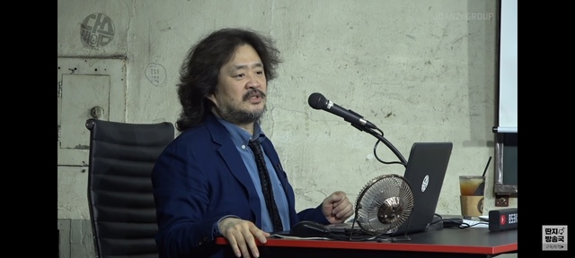 ▲ 방송인 김어준시가 지난 22일 공개된 유튜브 채널 '김어준의 다스뵈이다'에 출연해 이재명 더불어민주당 대선 후보 를 공개 지지했다. ⓒ유튜브 채널 '다스뵈이다' 캡처