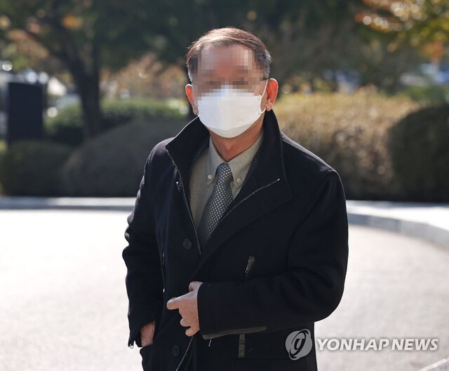 ▲ 성남 대장동 개발 로비·특혜 의혹 사건과 관련해 검찰 조사를 받고 있는 황무성 성남도시개발공사 초대 사장이 지난 24일 오후 참고인 신분으로 소환돼 서울 서초구 서울중앙지검에 들어서고 있다. ⓒ연합뉴스