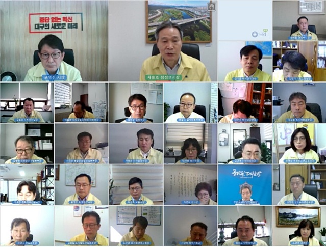 ▲ 권영진 대구시장은 10월 25일 오전 9시 영상회의로 열린 간부회의에서 “지금은 기업이 있는 곳에 사람이 가는 것이 아니라 사람이 있고, 인재가 있는 곳에 기업이 오는 시대”라고 밝혔다.ⓒ대구시