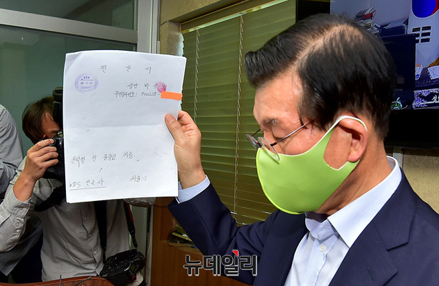 ▲ '이재명 조폭 연루설'을 주장한 박철민씨의 법률대리인 장영하 변호사가 지난 20일 오후 경기 성남시 법률사무실에서 박씨의 사실확인서를 신뢰하는 이유 등을 밝히는 기자회견을 가졌다. ⓒ정상윤 기자