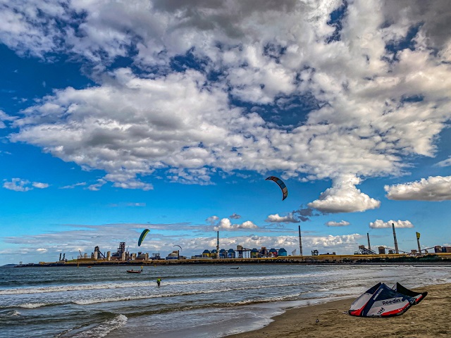 ▲ 포항송도해수욕장 일원에서 ‘2021 포항시장배 카이트보딩 대회’를 개최하고 있다.ⓒ포항시