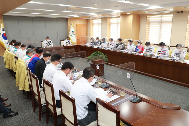 ▲ 예천군(군수 김학동)은 25일 독도의 날을 맞아 ‘독도사랑 티셔츠 입고 출근하기 운동’을 펼쳤다.ⓒ예천군