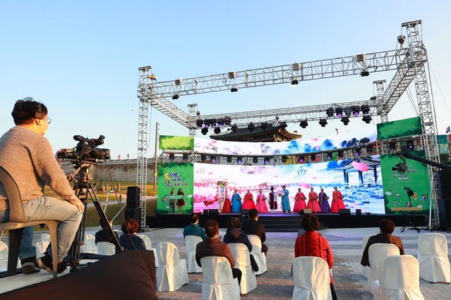 ▲ 성주군은 2021년 10월 22일부터 31일까지 ‘2021 성주문화도시큰잔치, 성주, 삶을 노래하다’를 역사테마공원에서 줌(Zoom)을 이용한 언택트 개막식을 시작으로 31일, 대황리에서 폐막식을 진행한다.ⓒ성주군