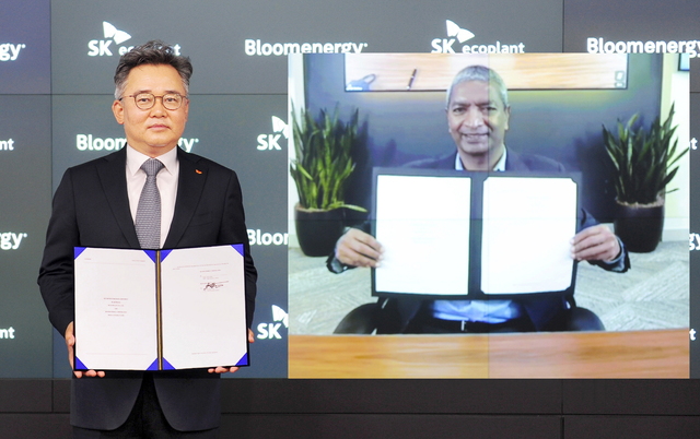 ▲ 박경일 SK에코플랜트 대표(왼쪽)와 케이알 스리다르 블룸에너지 창업자 겸 최고경영자가 기념촬영을 하고 있는 모습. ⓒSK에코플랜트