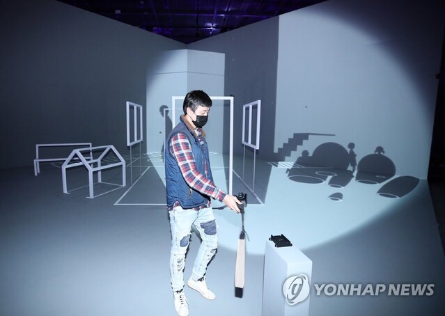 ▲ '2020 파라다이스 아트랩 페스티벌' 개막을 하루 앞둔 2 지난 10월, 인천시 영종도 파라다이스 시티에서 문재인 대통령 아들 문준용 작가가 증강현실을 이용한 자신의 작품을 시연하고 있다. ⓒ연합뉴스. 무단전재 및 재배포 금지.