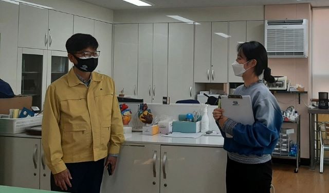 ▲ 26일 이종수 기획국장의 모 중학교 방문 방역 점검 모습.ⓒ충북교육청