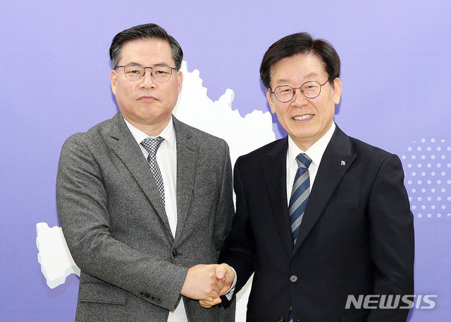 ▲ 2018년 당시 제8대 경기관광공사 사장에 공식 취임한 유동규(왼쪽) 사장이 이재명(오른쪽) 경기도지사와 악수를 나누고 있다. ⓒ뉴시스