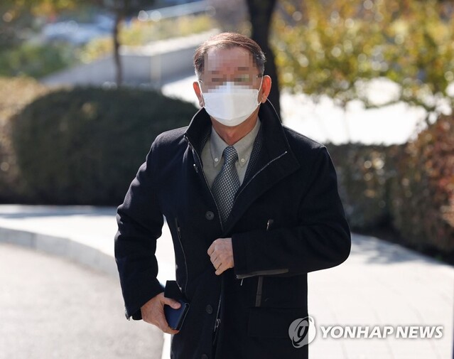 ▲ 황무성 성남도시개발공사 초대 사장이 지난 24일 오후 참고인 신분으로 조사를 받기 위해 서울 서초구 서울중앙지검에 들어서고 있다. ⓒ연합뉴스