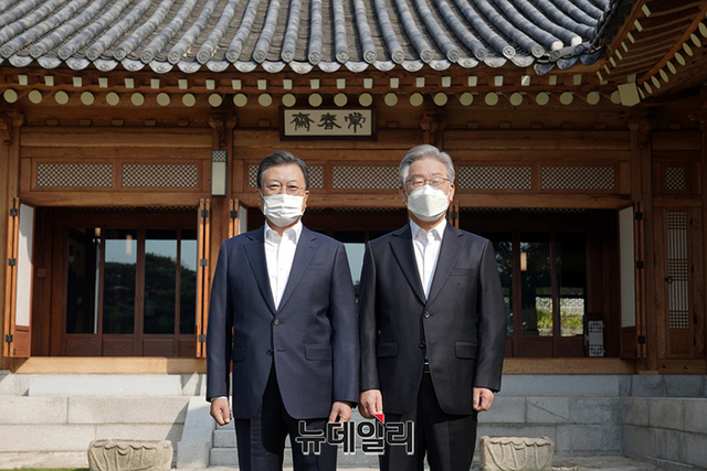 ▲ 문재인 대통령이 26일 오전 청와대 상춘재에서 이재명 더불어민주당 대선 후보와 기념촬영을 하고 있다. ⓒ강민석 기자(사진=청와대)