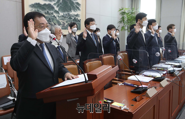 ▲ 유영민 청와대 비서실장을 비롯한 청와대 참모진이 26일 국회에서 열린 국회 운영위원회 청와대 국정감사에서 선서하고 있다. ⓒ이종현 기자(사진=공동취재단)