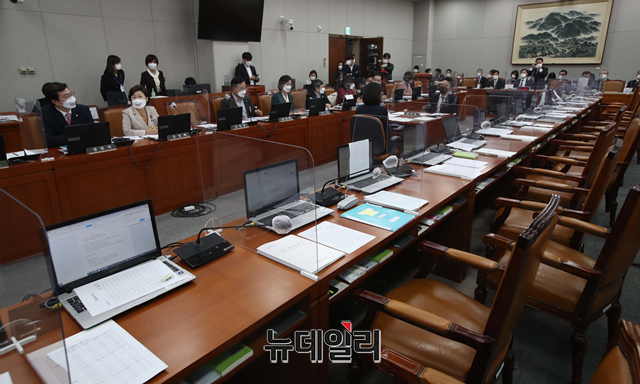 ▲ 26일 오전 청와대 대통령비서실, 국가안보실, 대통령 경호처 등에 대한 국회 운영위원회의 국정감사에서 야당 의원들의 대장동 문구 관련 마스크 착용 논쟁으로 여당 의원들이 퇴장했다. ⓒ이종현 기자