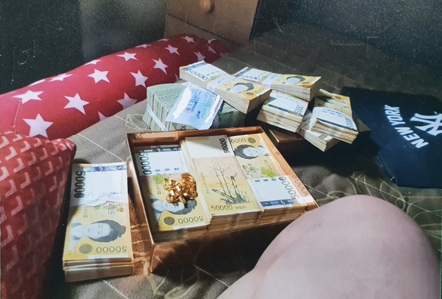 ▲ 국제마피아파 조직원 박철민씨가 옥중에서 추가로 공개한 돈다발 사진이다. ⓒ장영하 변호사 제공