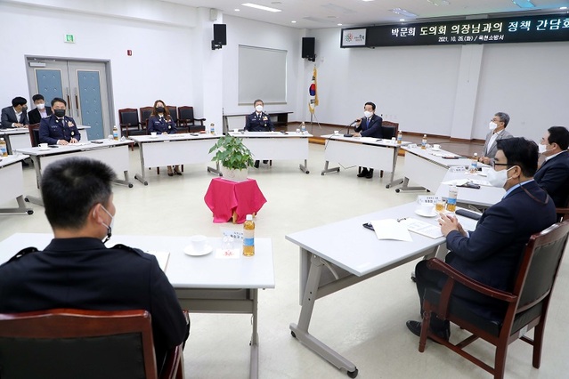 ▲ 박문희 충북도의장이 26일 옥천소방서에서 애로사항 등을 청취하고 있다.ⓒ충북도의회