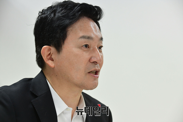 ▲ 원희룡 국민의힘 대선 경선후보가 26일 서울 여의도 캠프 사무실에서 뉴데일리와 인터뷰하고 있다.ⓒ이종현 기자