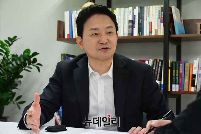 ▲ 원희룡 국민의힘 대선 경선후보가 26일 서울 여의도 캠프 사무실에서 뉴데일리와 인터뷰하고 있다.ⓒ이종현 기자