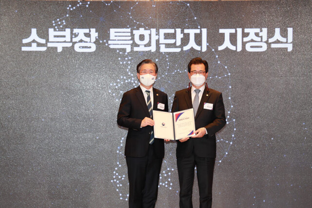 ▲ 지난 2월 산업부가 주관한 소부장 특화단지 지정식에서 지정서를 받는 이시종 충북도지사(오른쪽) 모습.ⓒ충북도