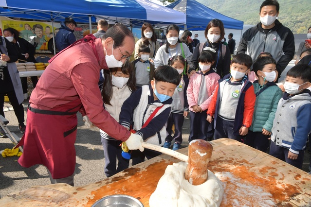 ▲ 이승율 군수가 행사장에서 직접 떡메치기를 하고 있다.ⓒ청도군