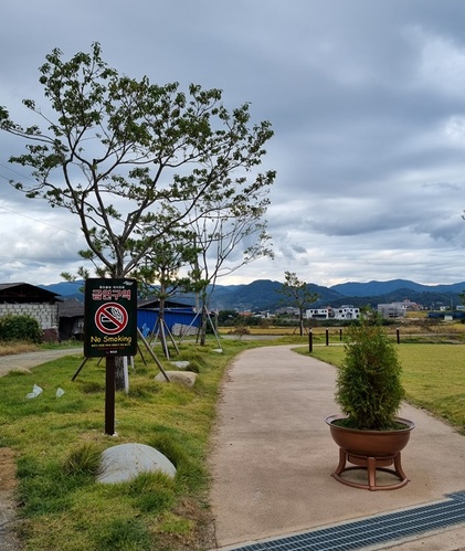 ▲ 청도군(군수 이승율)은 청도읍성 동문, 서문 주출입구에 지역사회 금연환경조성사업 일환으로 금연구역 표지판을 설치했다.ⓒ청도군