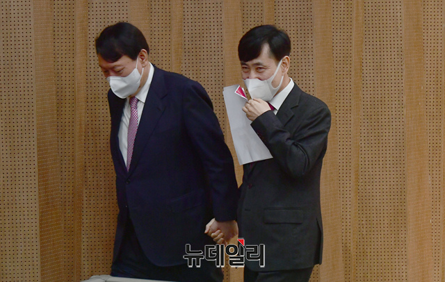 ▲ 윤석열 국민의힘 대선 경선후보와 하태경 의원이 27일 오후 국회 소통관에서 열린 공동 기자회견을 마치고 손을 잡고 퇴장하고 있다.ⓒ이종현 기자