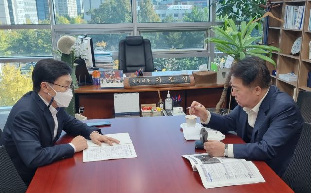 ▲ 한범덕 청주시장이 27일 내년도 국비확보를 위해 국회를 긴급방문해 지역구 국회의원인 이장섭 예산결산위원회 위원을 만나 청주시 국비 298억 증액을 요구하고 있다.ⓒ청주시