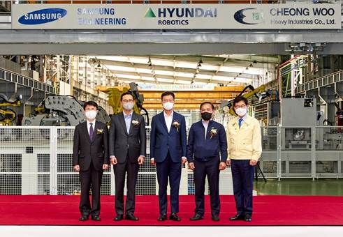 ▲ (사진 왼쪽부터)박종원 경상남도 경제부지사, 강철호 현대로보틱스 대표, 최성안 삼성엔지니어링 사장, 허철옥 청우중공업 대표, 송도근 사천시장 등이행사 참석후 기념촬영을 하고 있다.ⓒ삼성엔지니어링
