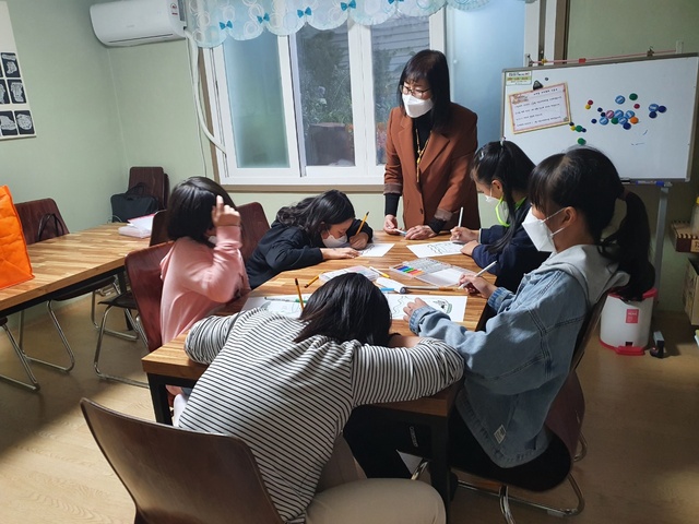 ▲ 김천시(시장 김충섭)는 10월 22일부터 아동·청소년들의 건강한 자아형성과 정신건강증진을 위한 집단상담 프로그램을 운영 중이라고 밝혔다.ⓒ김천시