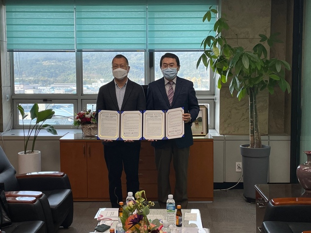 ▲ 계명대가 한국안광학산업진흥원과 안광학산업 활성화를 위한 지역 인재 양성 업무협약을 맺었다.(좌측 김범준 계명대 산학인재원장, 우측 진광식 한국안광학산업진흥원장).ⓒ계명대