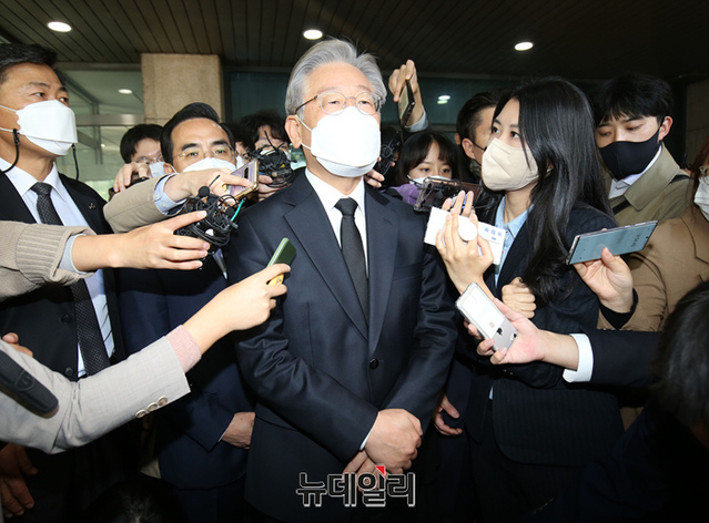 ▲ 27일 이재명 더불어민주당 대선후보가 노 전대통령의 빈소가 마련된 서울대병원 장례식장을 찾아 기자들의 질의에 응답하고 있다. ⓒ뉴데일리(사진=공동취재단)