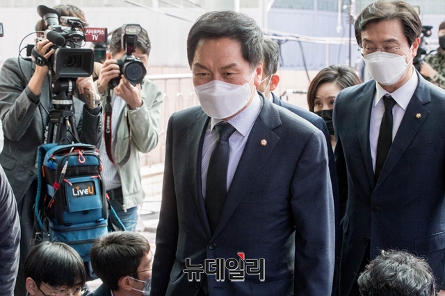 ▲ 27일 김기현 국민의힘 원내대표가 서울대병원 장례식장에 마련된 노태우 전 대통령 빈소로 조문을 하기 위해 들어서고 있다. ⓒ공동취재단
