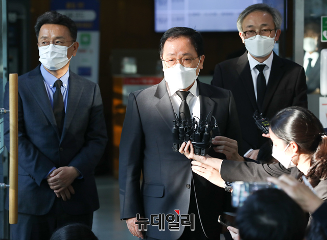 ▲ 이철희 정무수석(왼쪽에서부터),유영민 비서실상, 방정균 시민사회수석 ⓒ(사진=공동취재단)