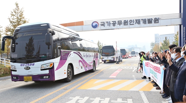 ▲ 사진설명충북 진천군 송기섭 군수 등 기관·단체장과 주민들이 27일 국가공무원인재개발원 임시생활시설을 떠나는 아프가니스탄 특별기여자와 가족들을 배웅하고 있다. 이들은 내년 2월까지 전남 여수 해경교육원에서 사회적응훈련을 받는다.ⓒ충청타임즈