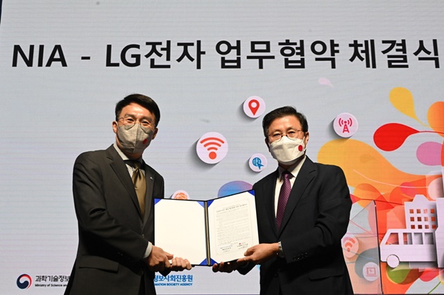▲ (왼쪽부터) 한국지능정보사회진흥원 박원재 부원장, LG전자 IT사업부장 장익환 전무. ⓒLG전자
