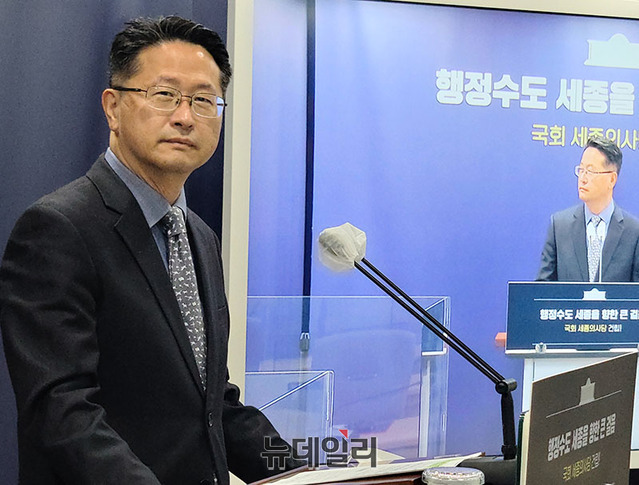 ▲ 양원창 세종시 경제산업국장은 28일 온라인 비대면 정례브리핑을 통해 ‘세종행복 신중년지원센터 설립’을 추진계획을 발표하고 있다.ⓒ이길표 기자